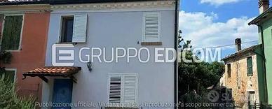 Immobile in asta di 168 m² con 3 locali a Fusignan