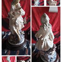 Damina che canta seduta Capodimonte da Sartori 