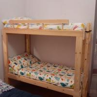 Letto a castello in legno fatto a mano.