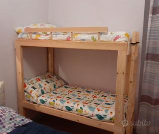 Letto a castello in legno fatto a mano.