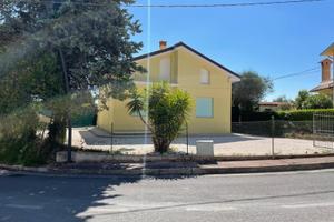 Casetta indipendente con corte propria