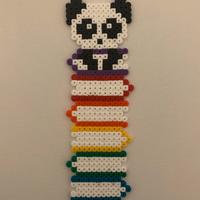 Segnalibro Panda su pila di libri