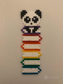 Segnalibro Panda su pila di libri