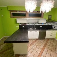 Cucina con elettrodomestici