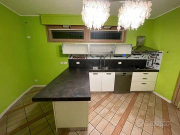 Cucina con elettrodomestici