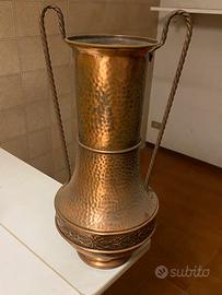 Vaso vintage in rame martellato con manici torsada