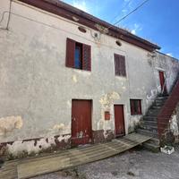 Rudere in muratura con terreno e deposito