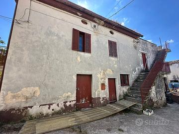 Rudere in muratura con terreno e deposito