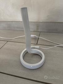 Lampada da tavolo LED moderna – design minimal