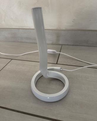 Lampada da tavolo LED moderna – design minimal