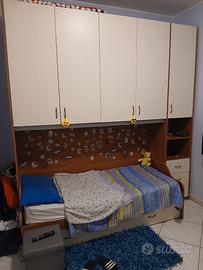 Parete armadio+2 cassetti+2 lettini.