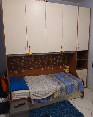 Parete armadio+2 cassetti+2 lettini.