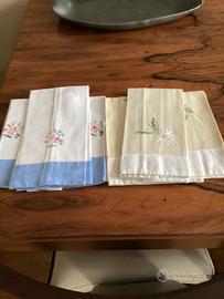 Set  di asciugamani di tela ricamati vintage a.60