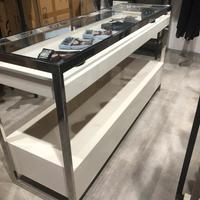 Due tavoli da esposizione