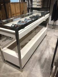 Due tavoli da esposizione