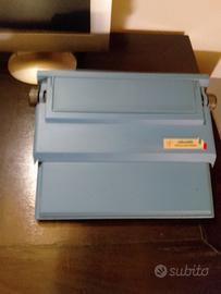Macchina da scrivere Olivetti vintage