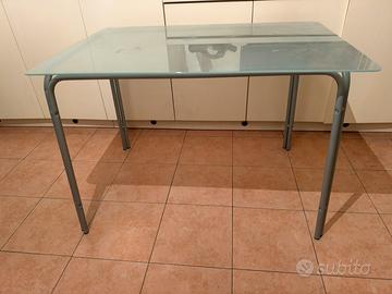 Tavolo in vetro e acciaio