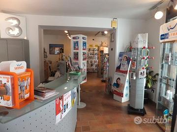 bancone, parete attrezzata e fari
