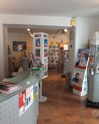 bancone, parete attrezzata e fari