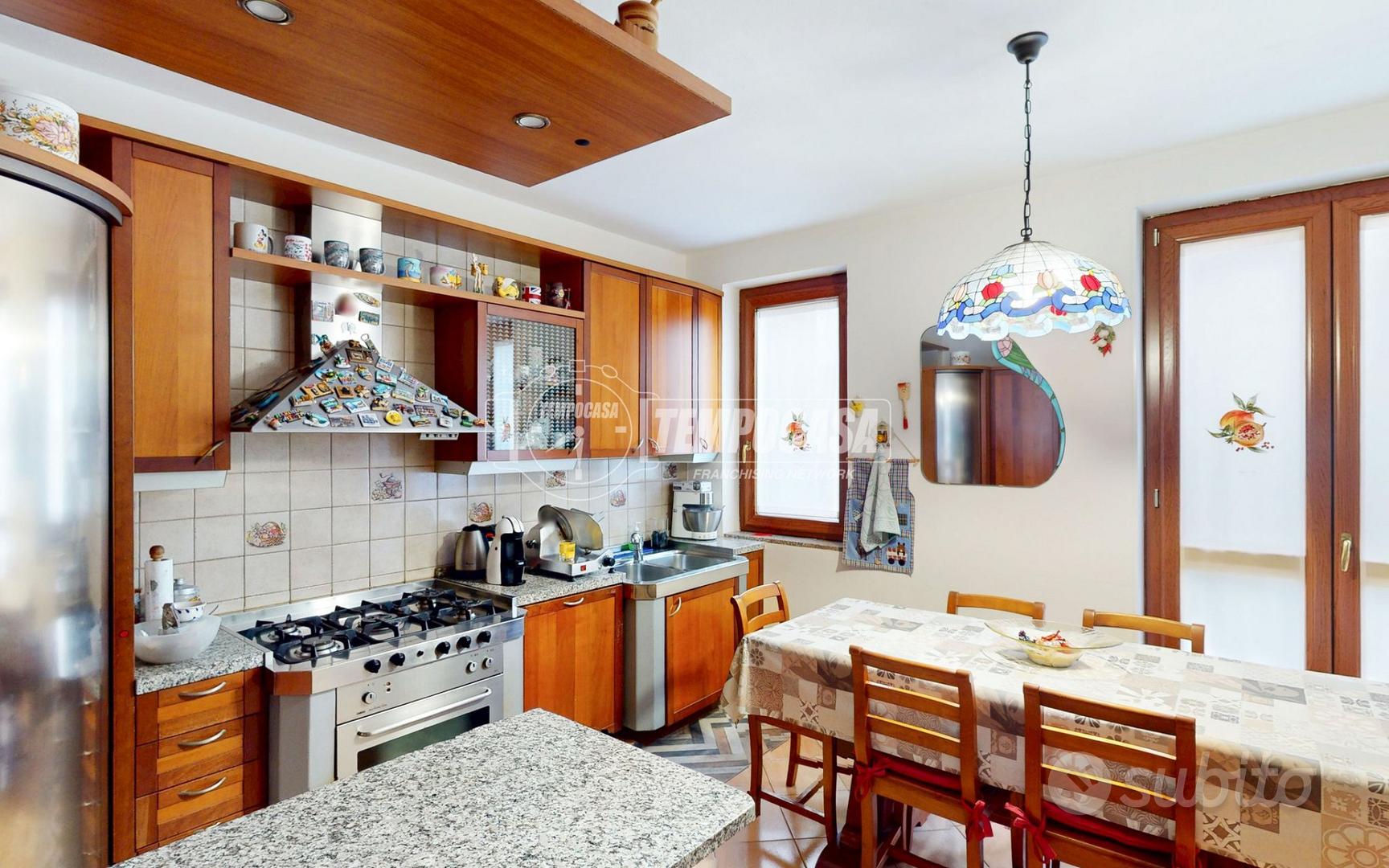 PORZIONE DI VILLA BIFAMILIARE SU 3 LIVELLI CON AMP - Vista 3