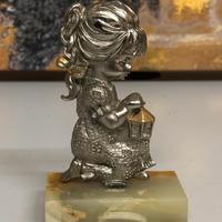 Statietta vintage bambina con lanterna