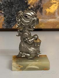 Statietta vintage bambina con lanterna