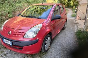 Nissan modello pixo rosso