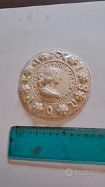 Isabella d'este bassorilievo gesso