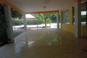 Grande locale commerciale con corte esterna