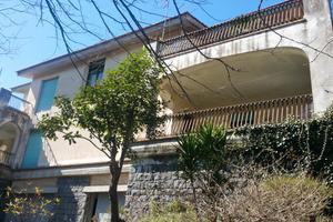 Trecastagni 3 vani con terrazzino e posto auto