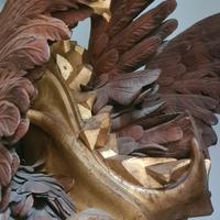 Scultura in legno su piedistallo