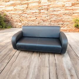 Divano in ecopelle da due  posti 190x90h42hbraccio