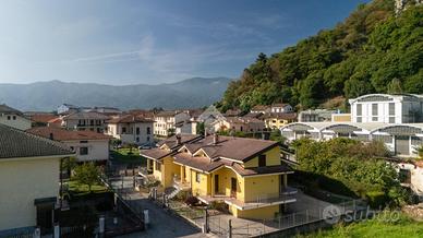 VILLA A SCHIERA D'ANGOLO A REVELLO