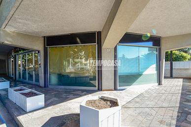 AMPIO NEGOZIO CON 4 VETRINE FRONTE STRADA