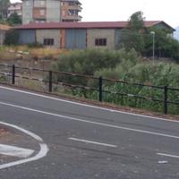 Capannone con piazzale annesso