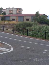 Capannone con piazzale annesso
