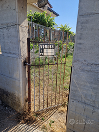 Casa da rifinire con annesso terreno recintato