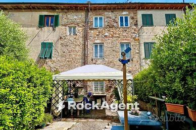 Casa indipendente di 180 m² con più di 5 locali a 
