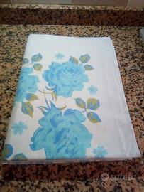 TOVAGLIA CON ROSE BLU