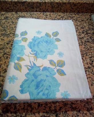 TOVAGLIA CON ROSE BLU