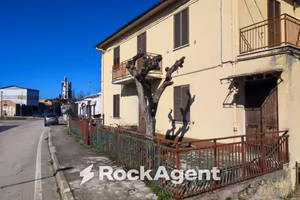 Casa indipendente di 195 m² con 5 locali e box aut