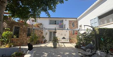 Meravigliosa country house con terreno e giardino