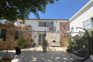 Meravigliosa country house con terreno e giardino