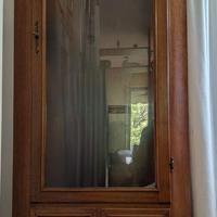 Mobile di legno con vetrina