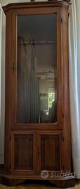 Mobile di legno con vetrina