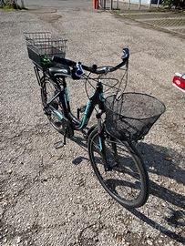 Bicicletta con pedaleta assistita