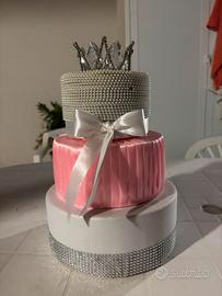 Torta scenografica rosa e argento con corona 