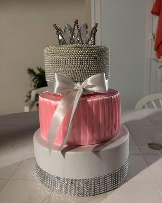 Torta scenografica rosa e argento con corona 