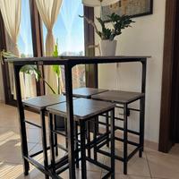 Set tavolo alto con 4 sgabelli