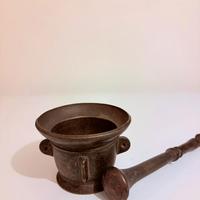 Antico mortaio con pestello in ottone